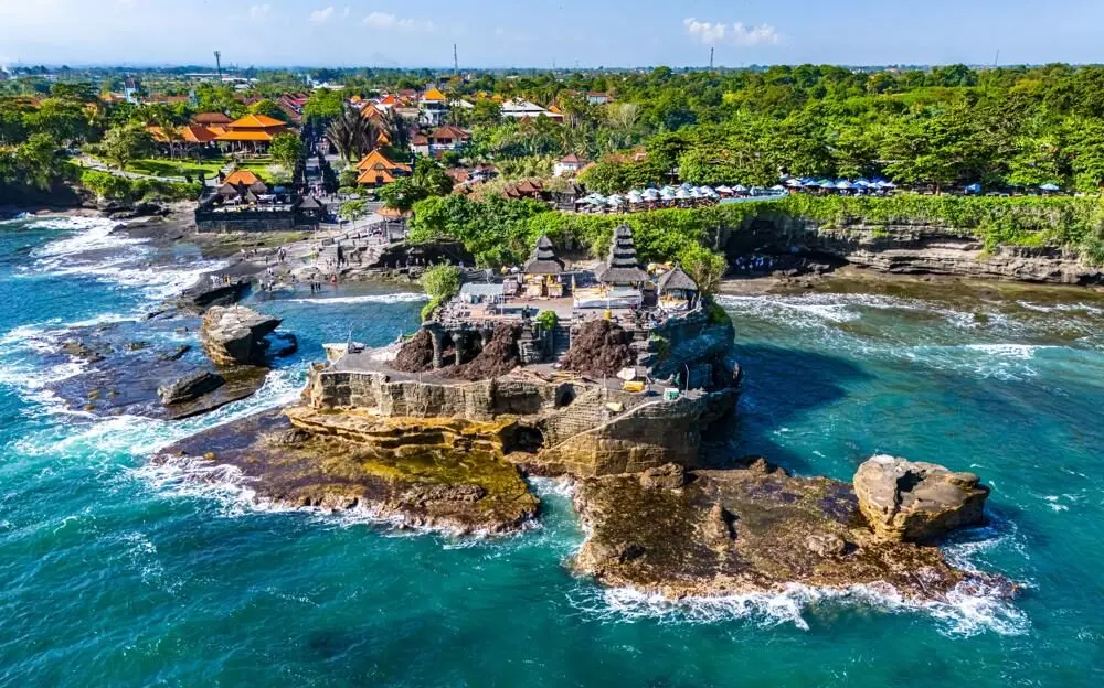 Cliff sea coast at Tanah Lot-1000x624