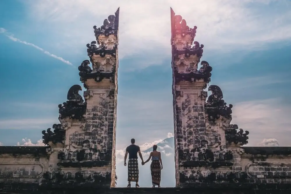 Couple Lempuyang Luhur temple-1000x666