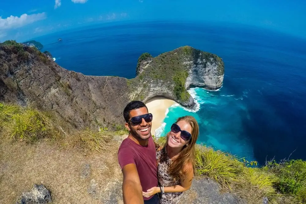 Couple at Kelingking beach in Nusa Penida-1000x666